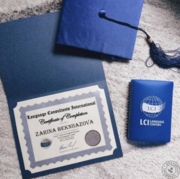 Шапочка выпускника и сертификат о выпуске из языковой школы США.